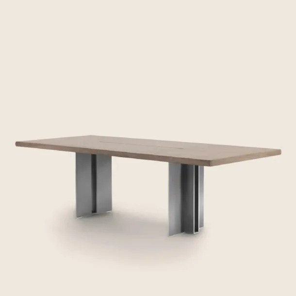 Tavolo Spello con piano in legno e base in metallo verniciato di FlexformTavolo Spello con piano in legno e base in metallo verniciato di Flexform
