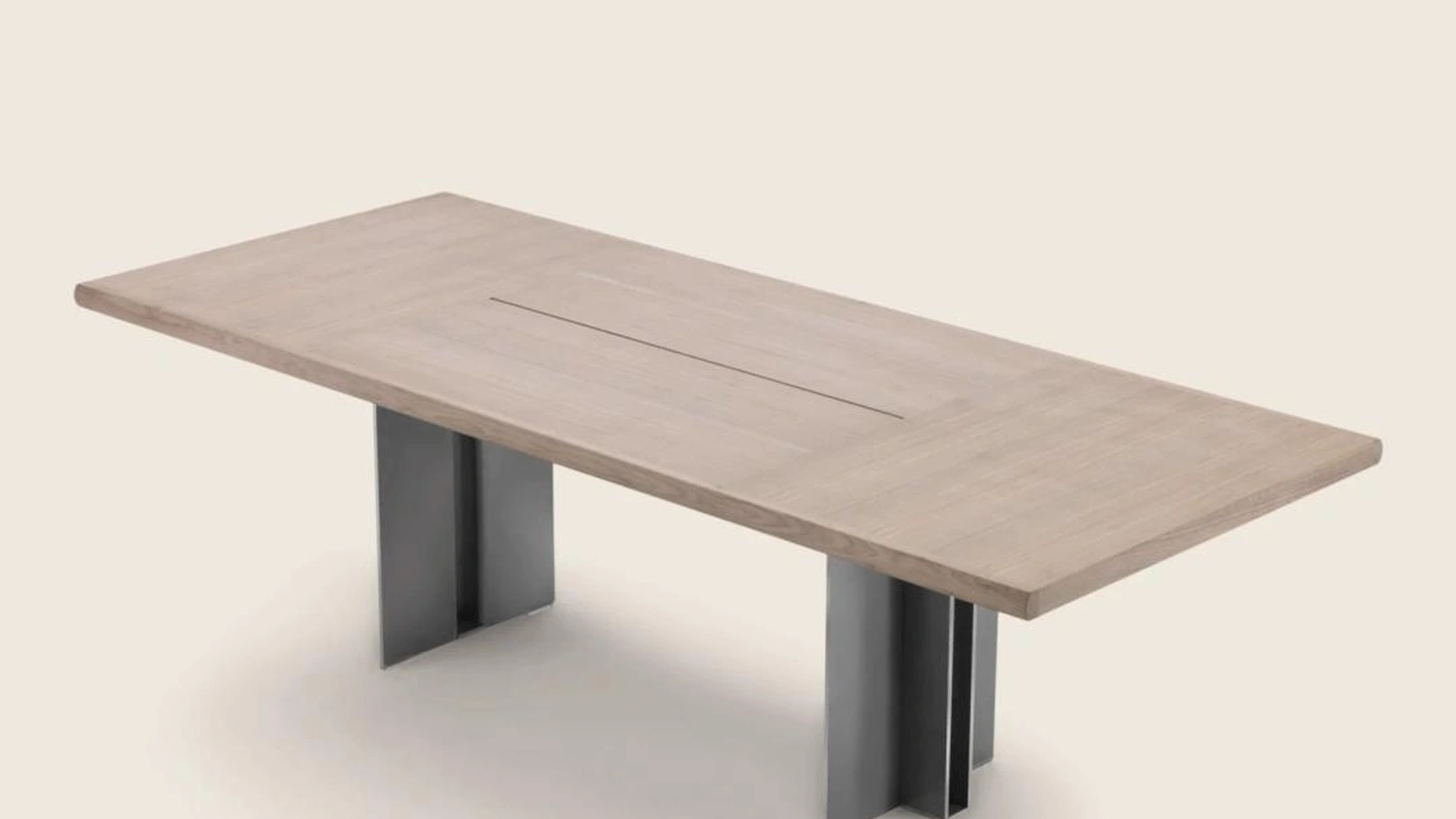 Tavolo Spello con piano in legno e base in metallo verniciato di FlexformTavolo Spello con piano in legno e base in metallo verniciato di Flexform