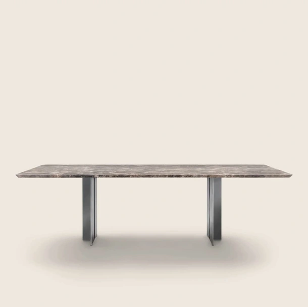 Tavolo Spello con piano in marmo e base in metallo verniciato di Flexform
