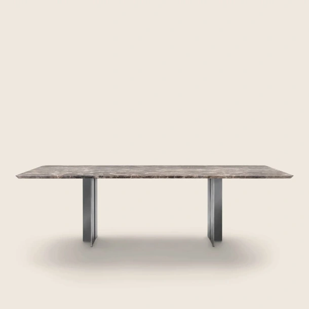 Tavolo Spello con piano in marmo e base in metallo verniciato di Flexform