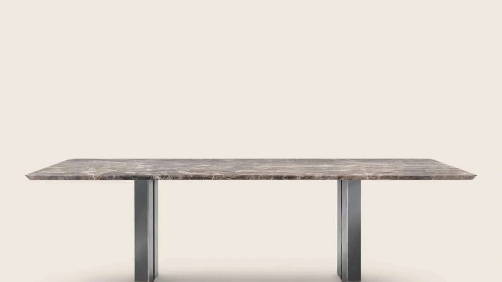 Tavolo Spello con piano in marmo e base in metallo verniciato di Flexform
