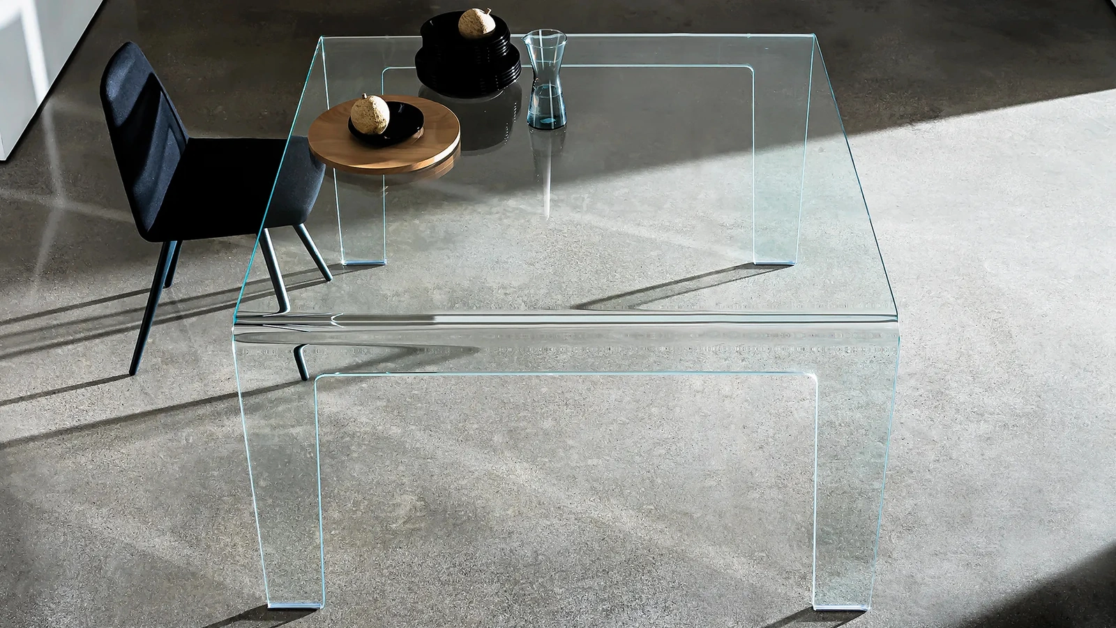 Tavolo Frog realizzato in vetro trasparente curvato di Sovet