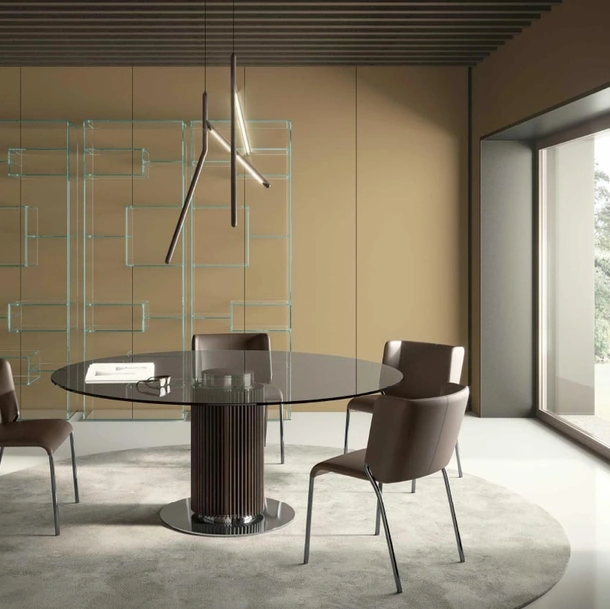 Tavolo in vetro con basamento centrale composto da listelli in legno massello Hybrid di Tonelli