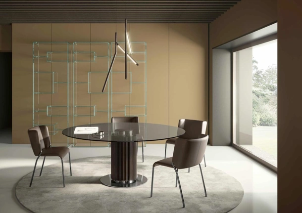 Tavolo in vetro con basamento centrale composto da listelli in legno massello Hybrid di Tonelli