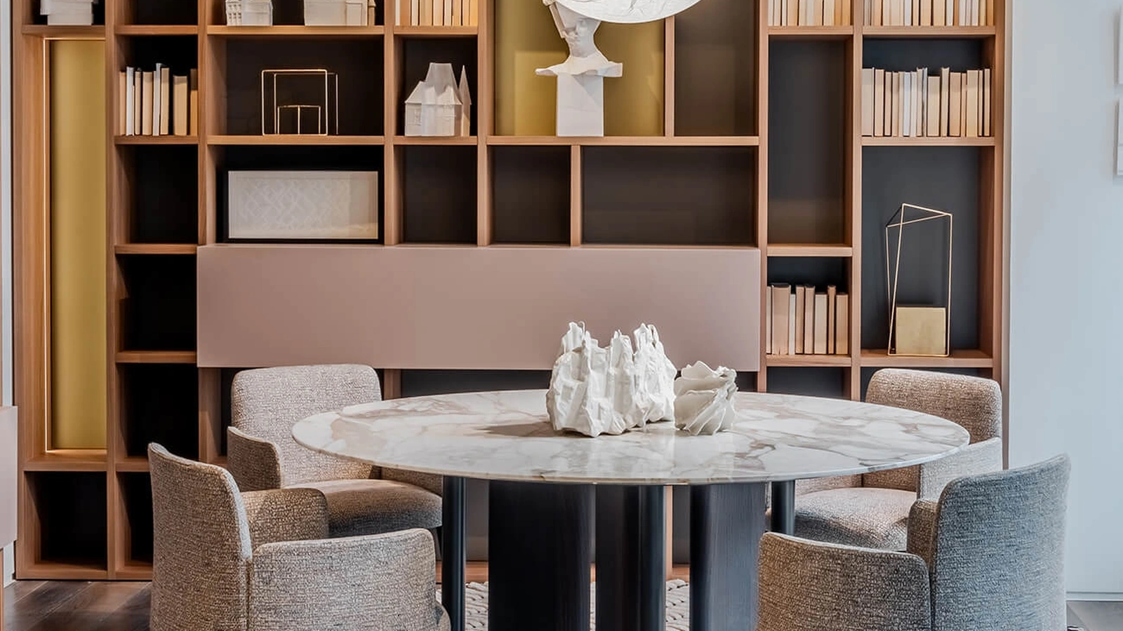 Tavolo In-Between con top in marmo di Lema