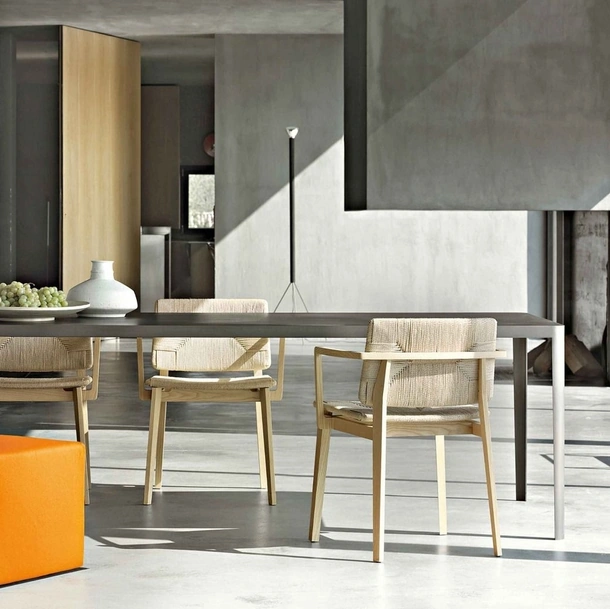 Tavolo minimal rettangolare con top in cemento e struttura in metallo Filo di Lema