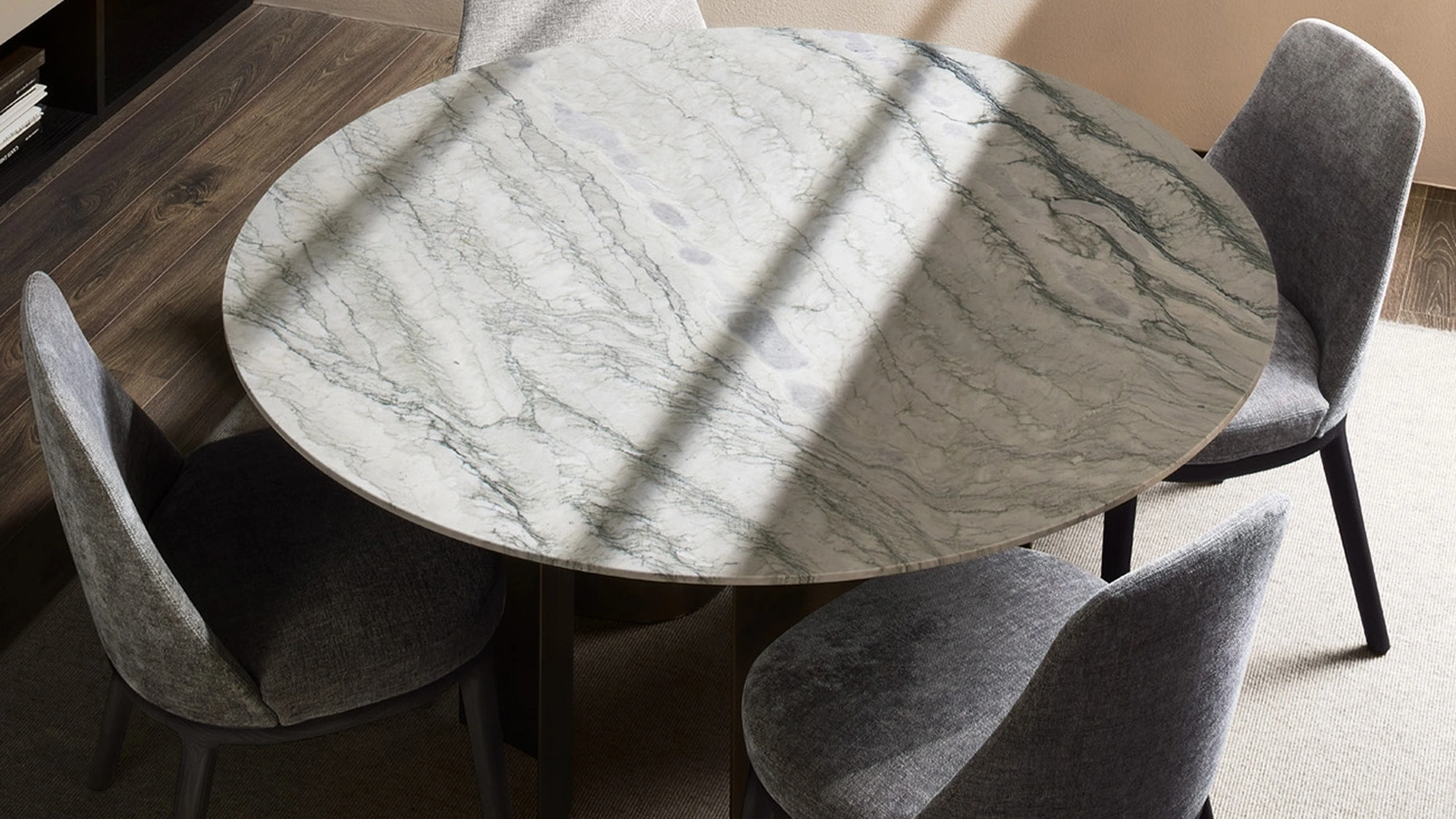 Tavolo con top in marmo Gullwing di Lema