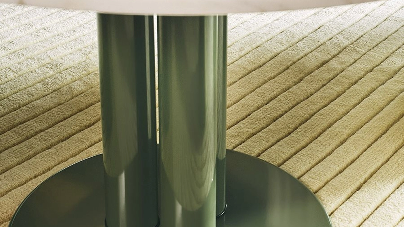 Tavolo Marcuso-2531-2533 con top in marmo di Zanotta