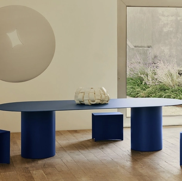Tavolo MM8 in alluminio laccato con doppia base cilindrica di Desalto