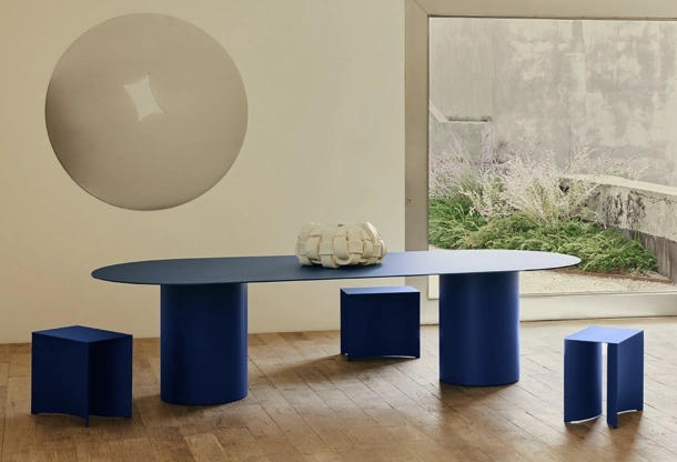Tavolo MM8 in alluminio laccato con doppia base cilindrica di Desalto