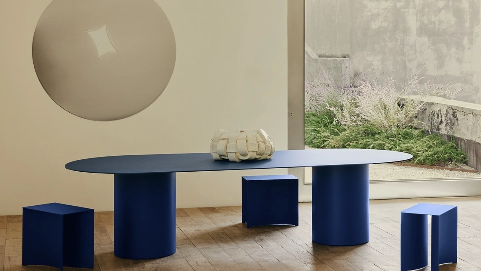 Tavolo MM8 in alluminio laccato con doppia base cilindrica di Desalto