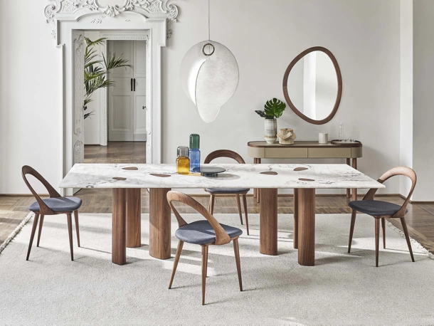 Tavolo Oswood con top in marmo e base in legno di Porada
