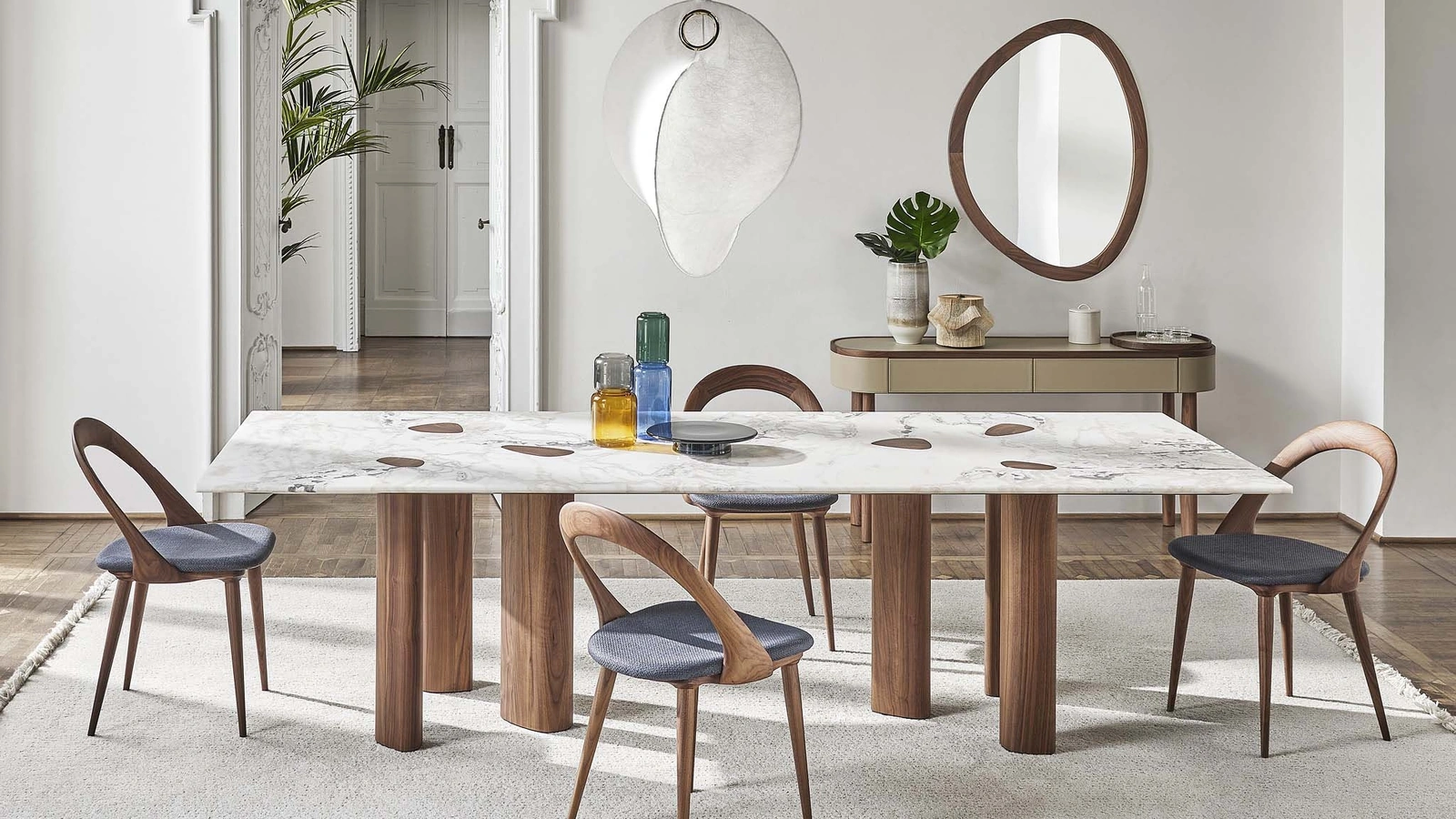Tavolo Oswood con top in marmo e base in legno di Porada