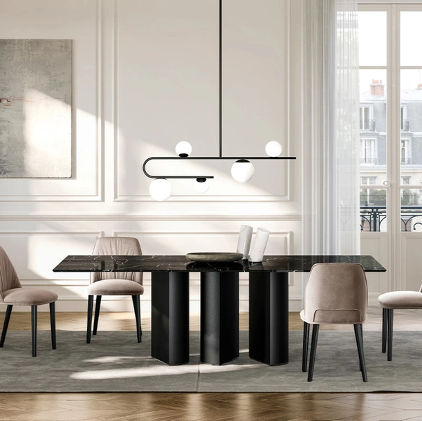 Tavolo Plai con top in marmo di Eforma