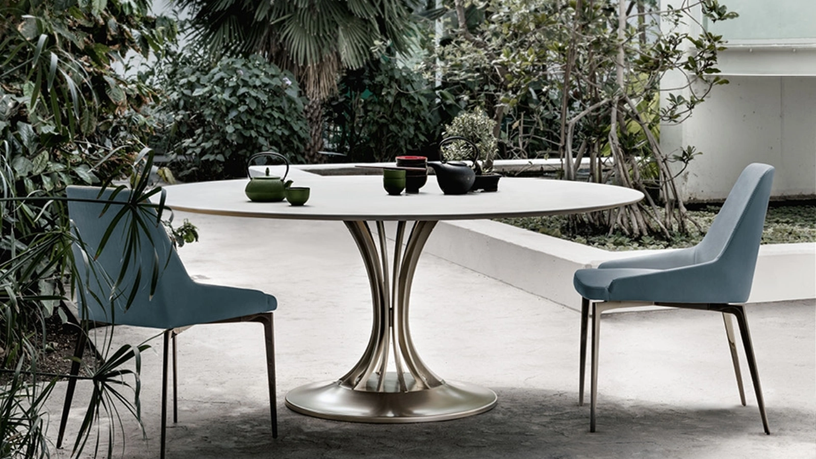 Tavolo Radar XL con top in MDF laccato Bianco, gambe in acciaio e base in ghisa di Alivar