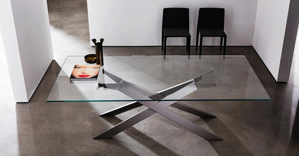 Tavolo Cross con top in vetro e base in metallo laccato di Sovet