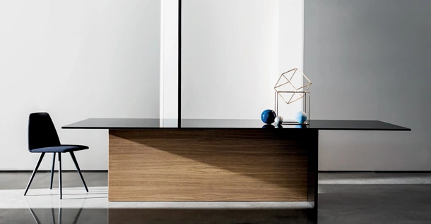 Tavolo Regolo con top in vetro e base in legno di Sovet