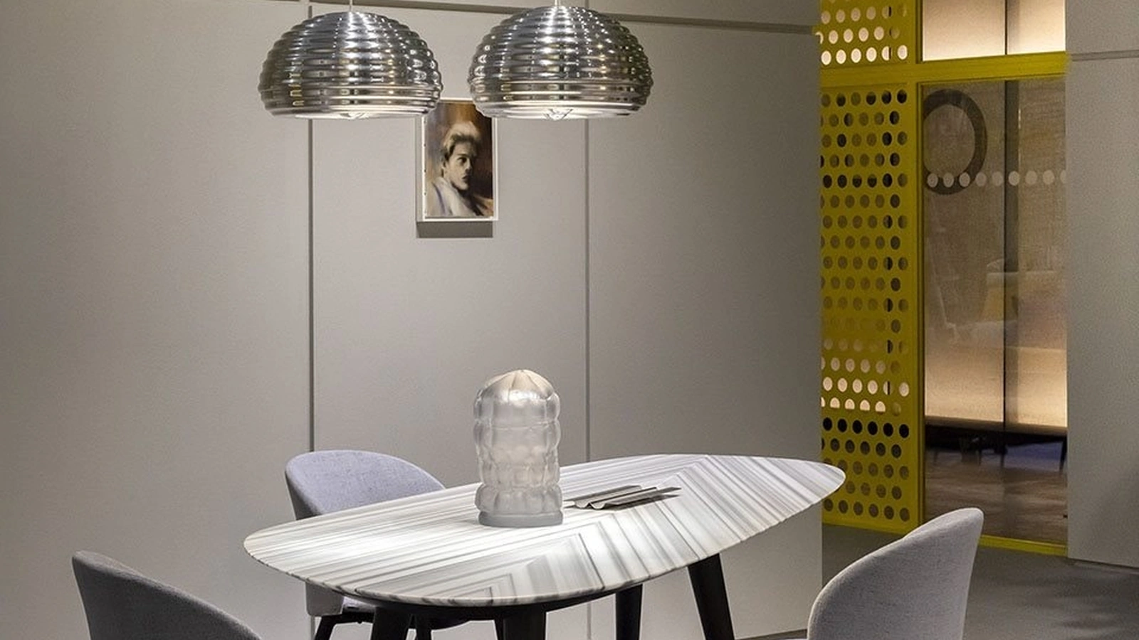 Tavolo Tweed Marble con top in marmo striato olimpico e base in acciaio di Zanotta