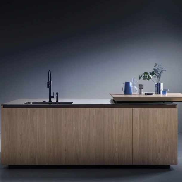 Cucina Design con isola Antis Project 10 in Rovere sabbiato naturale e top in acciaio inox di Euromobil