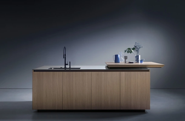 Cucina Design con isola Antis Project 10 in Rovere sabbiato naturale e top in acciaio inox di Euromobil