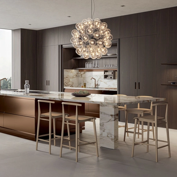 Cucina Design con isola Convivium e Lapis in acciaio, legno e marmo di Arclinea