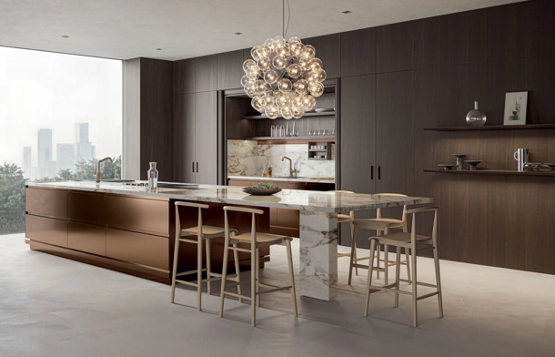 Cucina Design con isola Convivium e Lapis in acciaio, legno e marmo di Arclinea