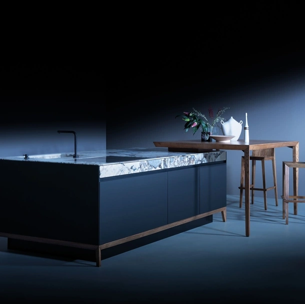 Cucina Design con isola in laminato Fenix con top in pietra naturale marmo e penisola in legno di Olmo naturale Sei Project 3 di Euromobil