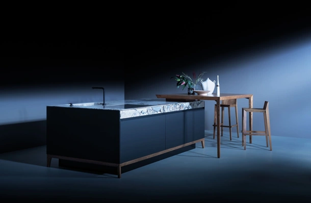 Cucina Design con isola in laminato Fenix con top in pietra naturale marmo e penisola in legno di Olmo naturale Sei Project 3 di Euromobil