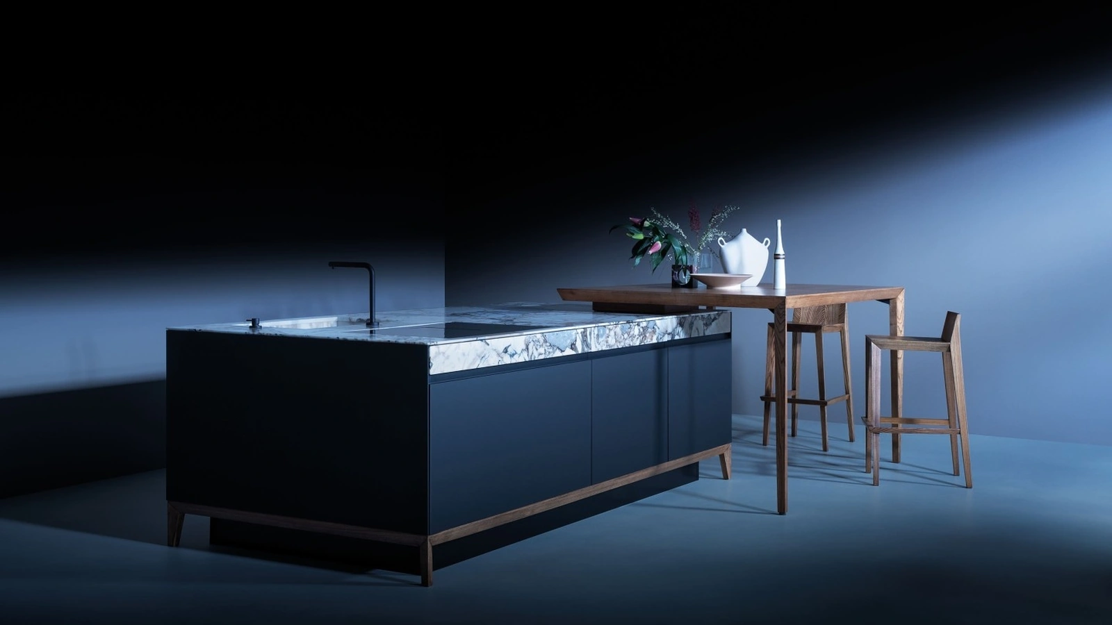 Cucina Design con isola in laminato Fenix con top in pietra naturale marmo e penisola in legno di Olmo naturale Sei Project 3 di Euromobil