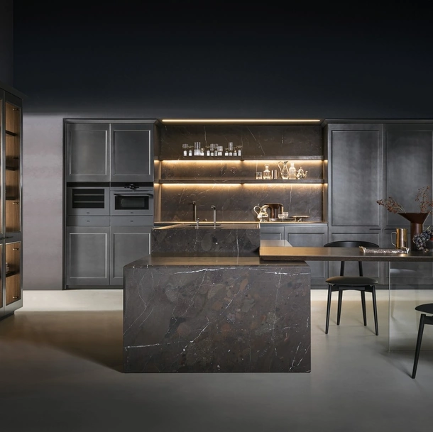 Cucina Design con isola Filò Project 1 in laccato Fusion Ossidato di Euromobil
