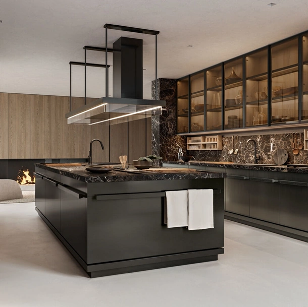 Cucina Design con isola Proxima in acciaio inox con top e schienale in marmo di Arclinea