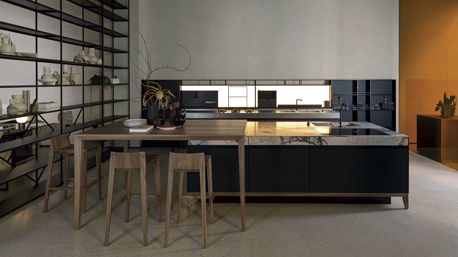 Cucina Design con isola Sei Project 5 in laminato Fenix e top in pietra naturale marmo di Euromobil