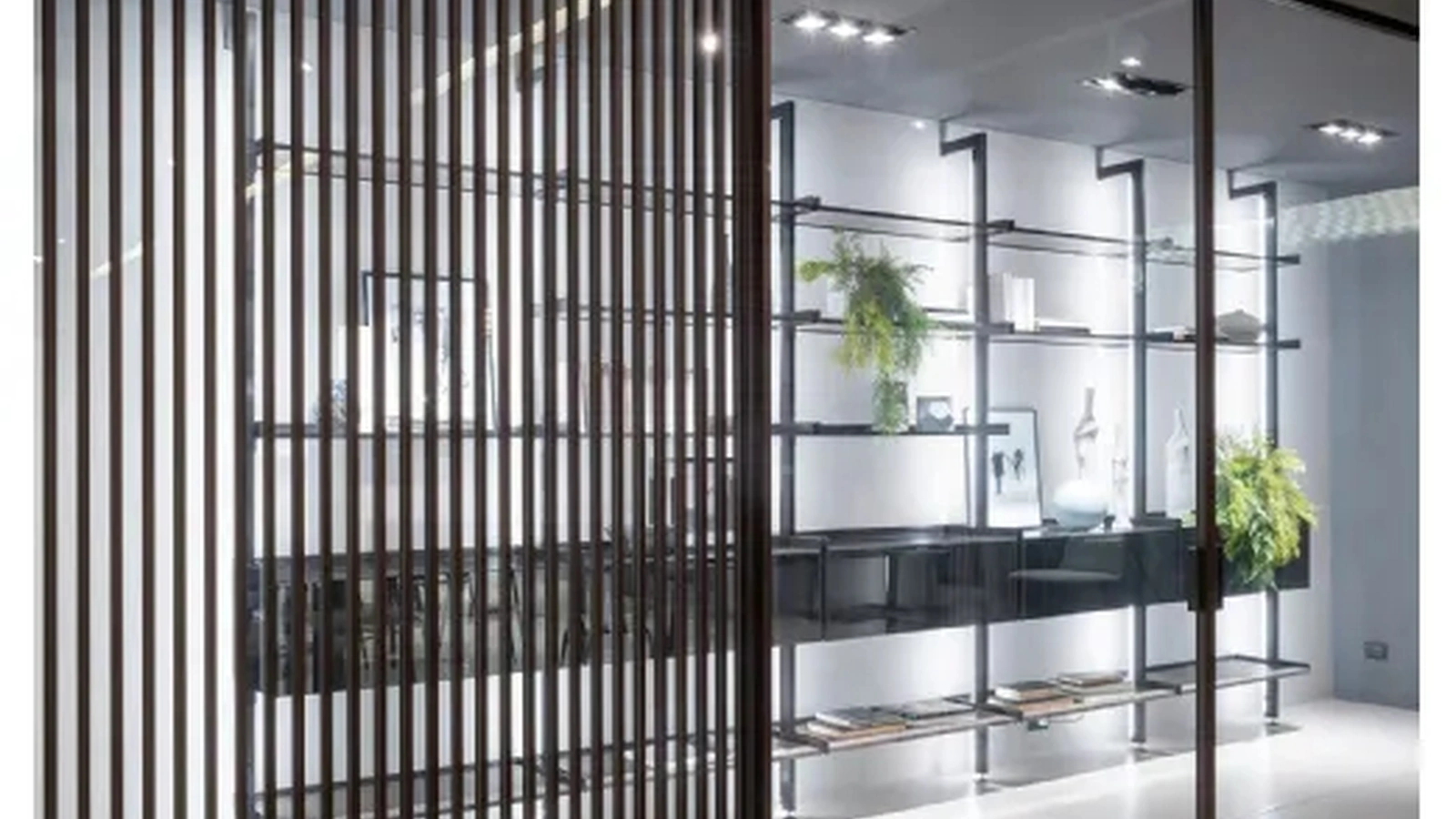 Porta per interni Zeus Tokyo con profilo in alluminio finitura Rovere e vetro di Doal