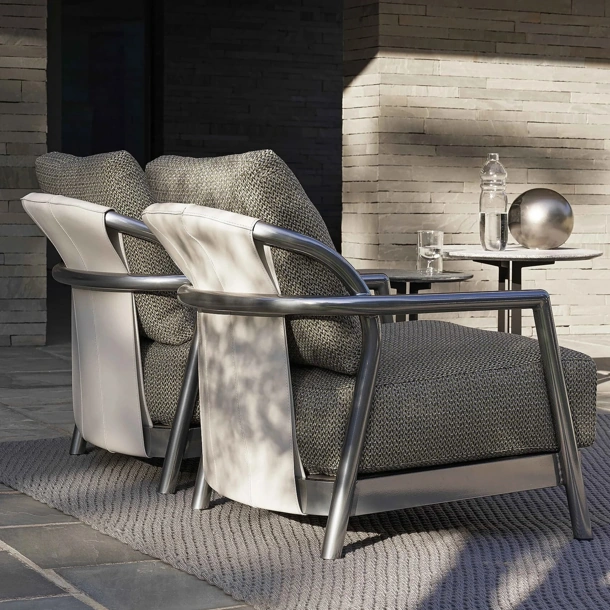 Poltroncina Alison Outdoor in acciaio, gomma e tessuto imbottito di Flexform