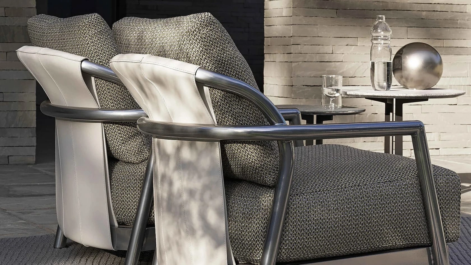 Poltroncina Alison Outdoor in acciaio, gomma e tessuto imbottito di Flexform