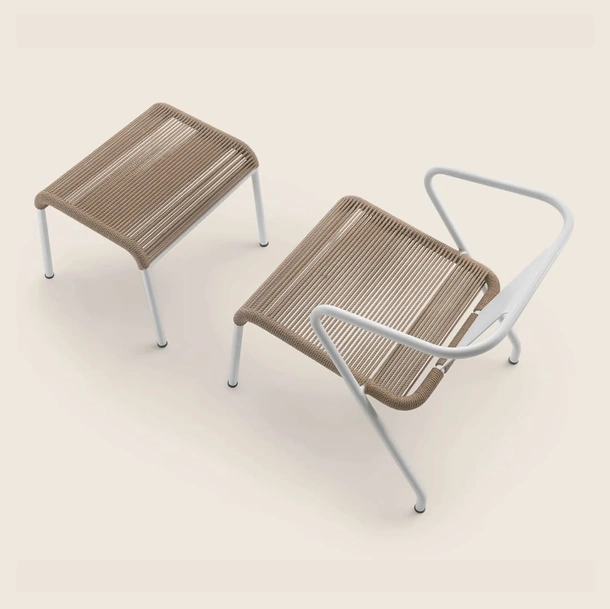 Poltroncina Calipso Cord in metallo con seduta in corda di Flexform