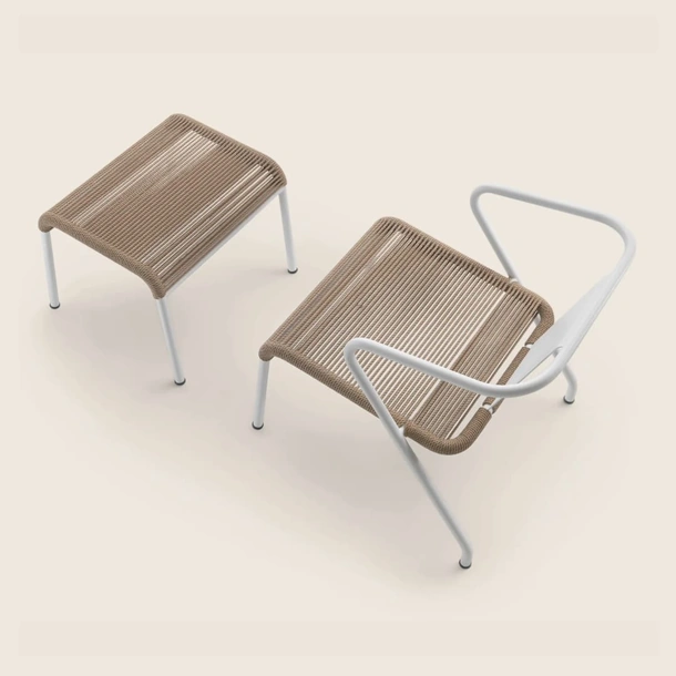 Poltroncina Calipso Cord in metallo con seduta in corda di Flexform