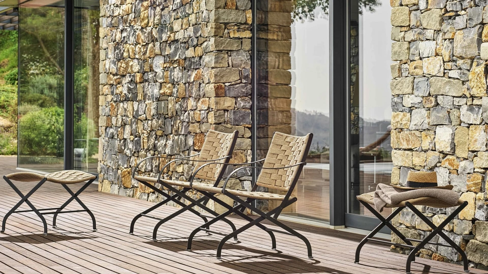 Poltroncina in corda intrecciata e acciaio Carlotta Outdoor di Flexform