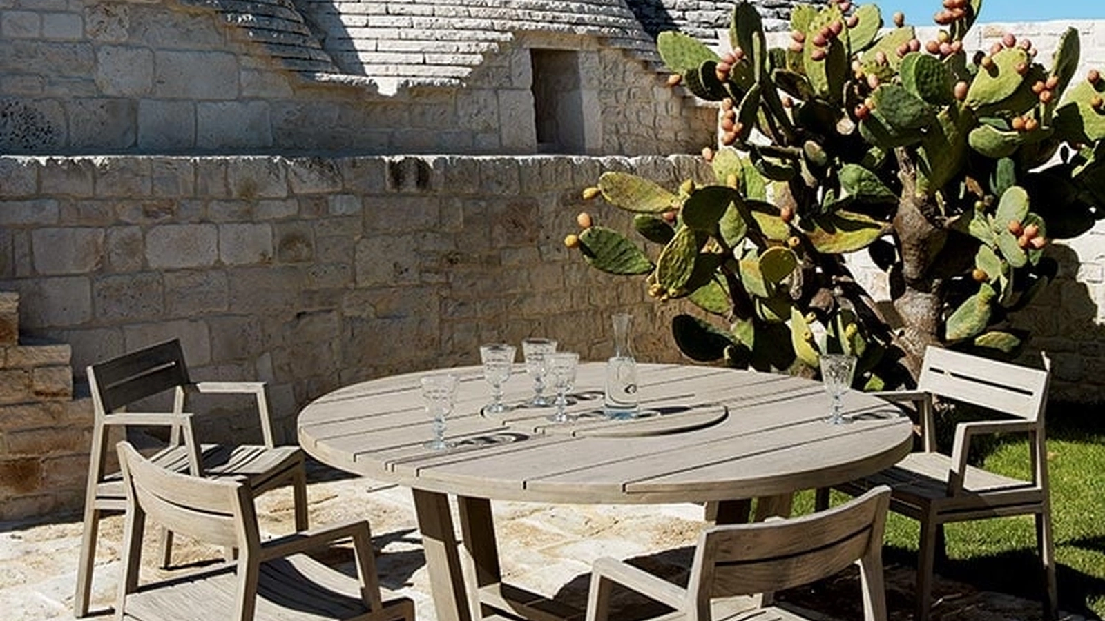 Poltroncina e Tavolo Costes in Teak di Ethimo