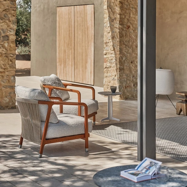 Poltroncina Crono Outdoor in legno massello e corda intrecciata di Flexform