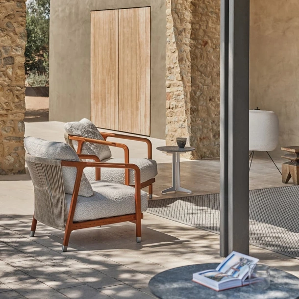 Poltroncina Crono Outdoor in legno massello e corda intrecciata di Flexform