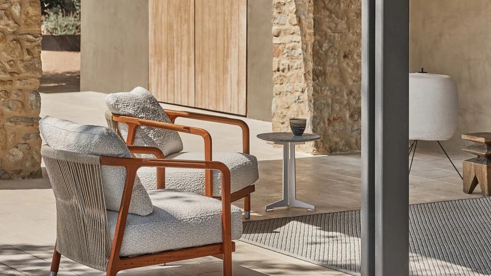 Poltroncina Crono Outdoor in legno massello e corda intrecciata di Flexform