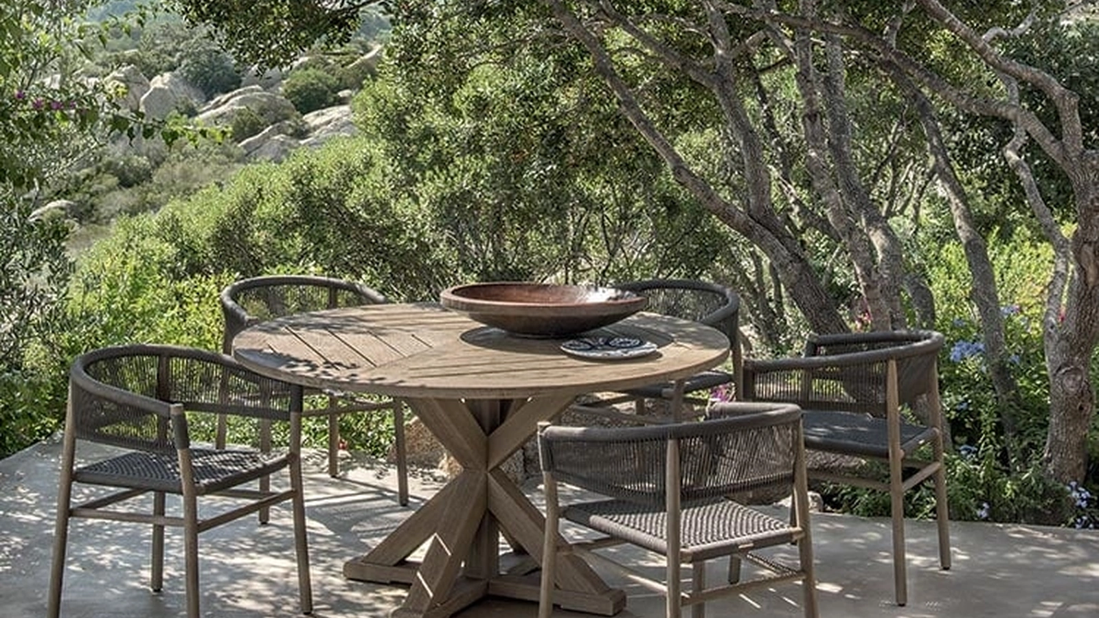 Tavolo rotondo in Teak Cronos di Ethimo
