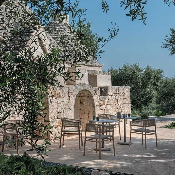Tavolo Enjoy in pietra di Ethimo