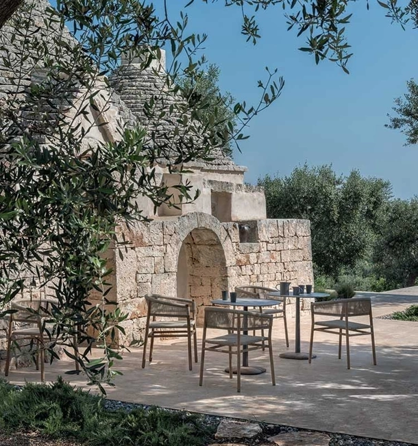 Tavolo Enjoy in pietra di Ethimo