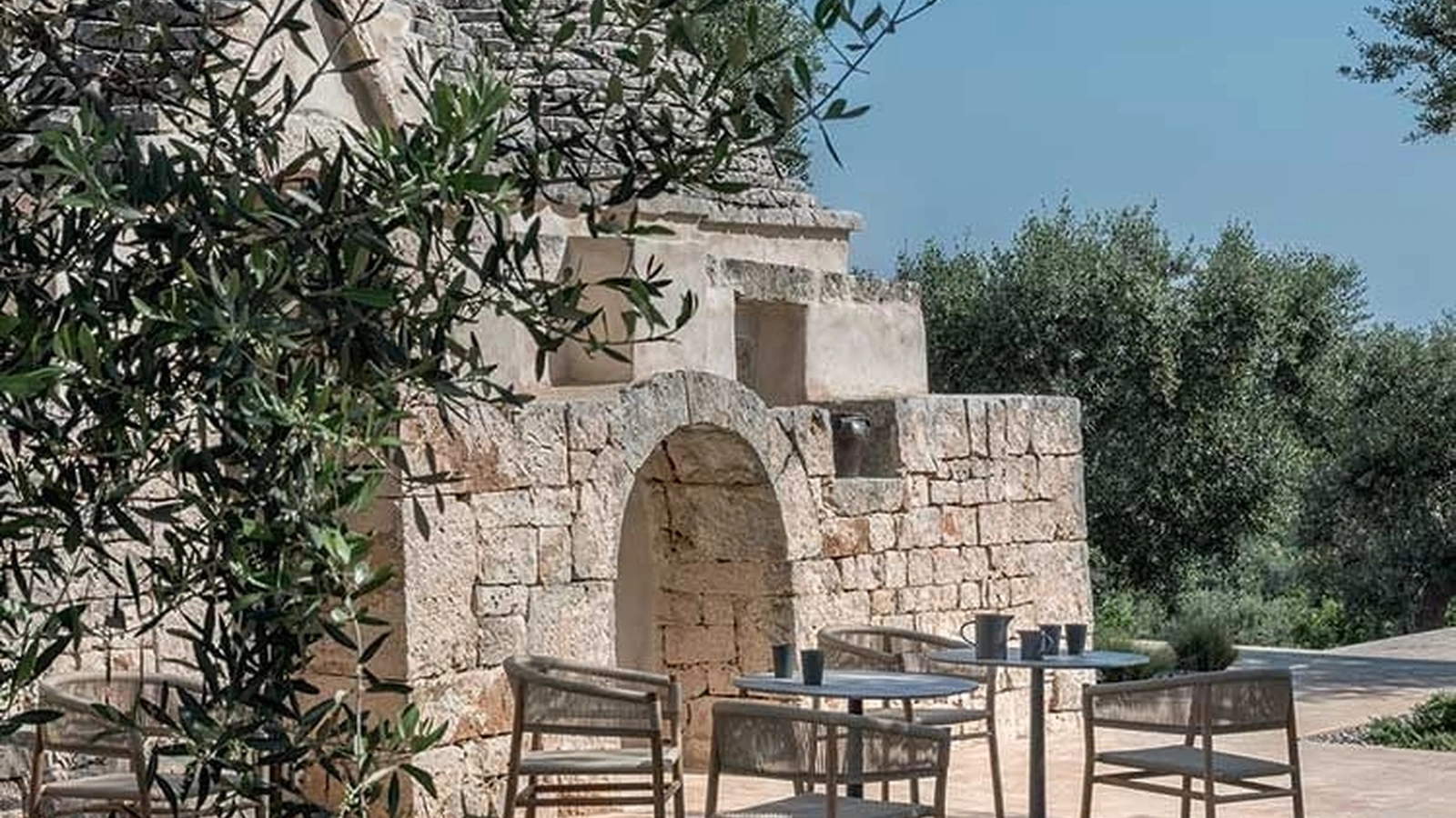 Tavolo Enjoy in pietra di Ethimo