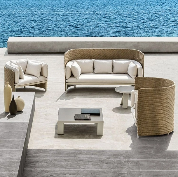 Salotto Esedra in fibra Natwick Sand e alluminio di Ethimo