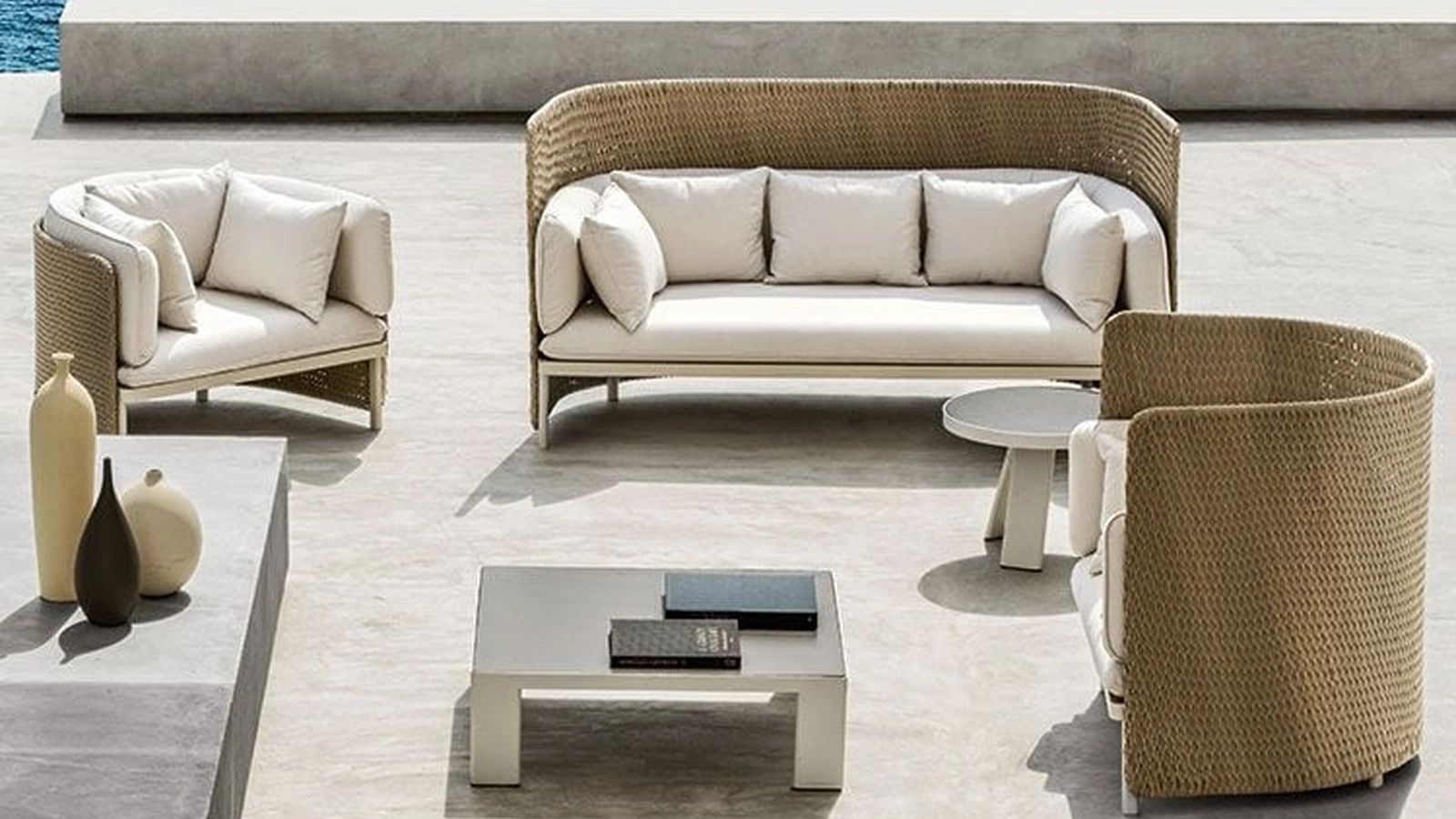 Salotto Esedra in fibra Natwick Sand e alluminio di Ethimo