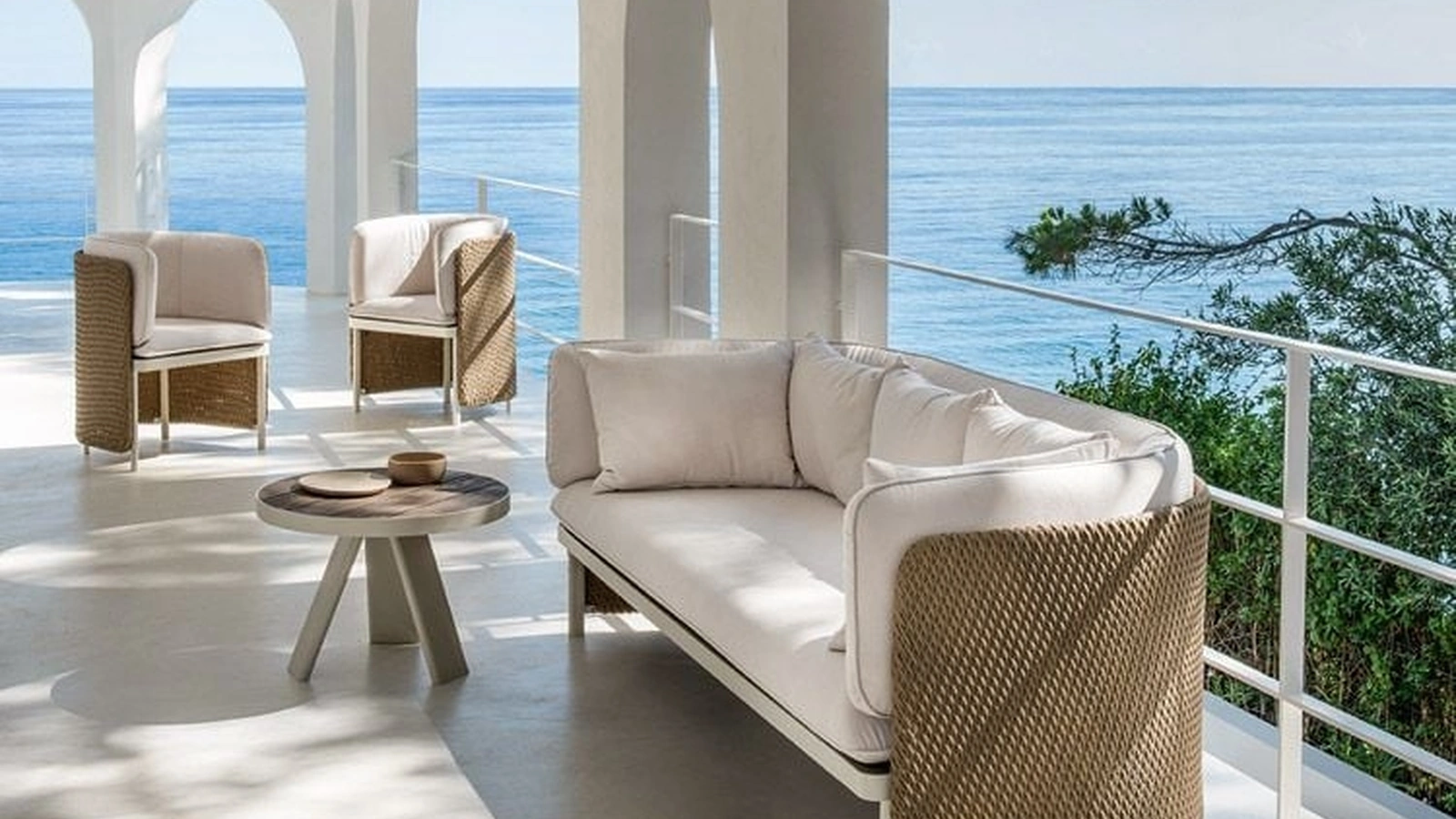 Salotto Esedra in fibra Natwick Sand e alluminio di Ethimo