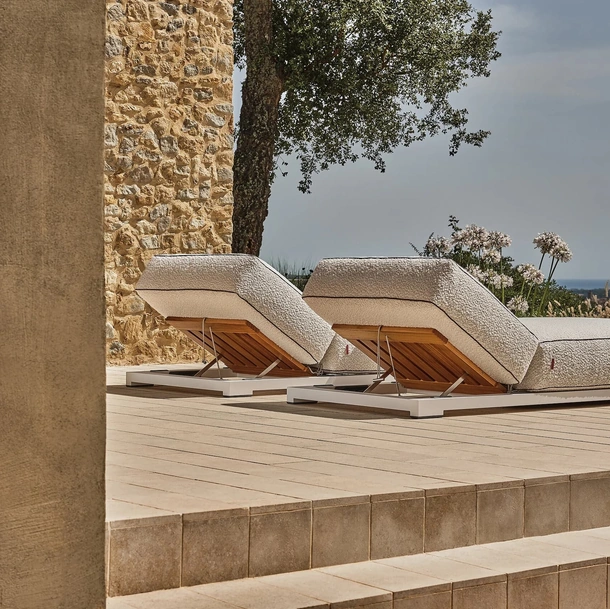 Daybed Milos in acciaio, legno e tessuto imbottito di Flexform